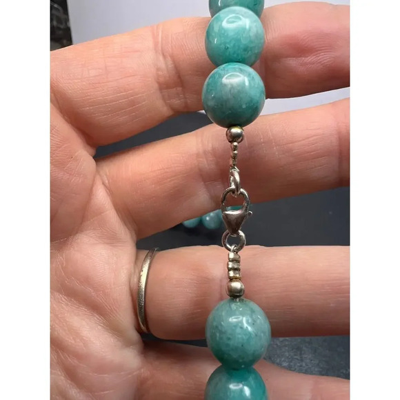 Dyed jadeite beaded necklace with sterling silver clasp - Picture 8 of 11